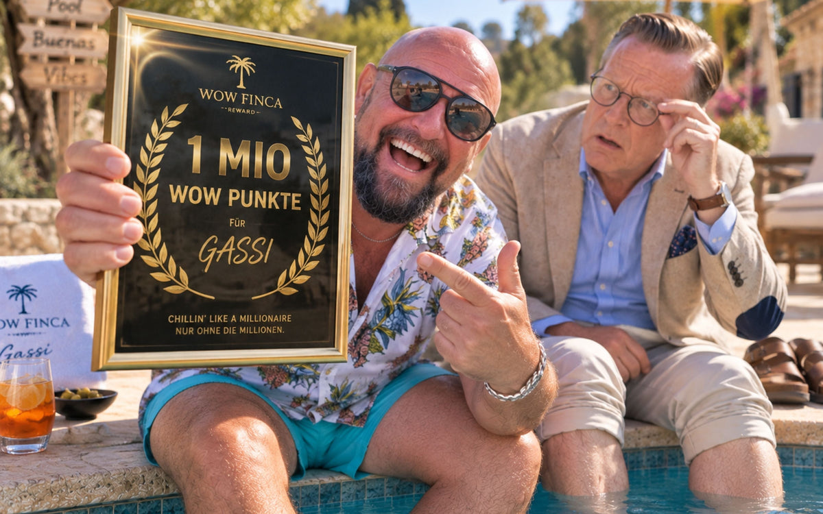 Gassi sitzt lachend am Pool und hält stolz eine gerahmte Auszeichnung mit der Aufschrift „1 Mio. WOW Punkte für Gassi“ in die Kamera. Neben ihm sitzt Herr Schulte-Südhof mit den Füßen im Wasser und betrachtet die Auszeichnung sichtlich überrascht.