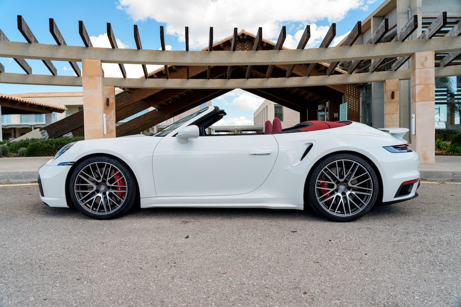 Weißer Porsche 911 Turbo Cabrio – Sportwagen für Mallorcas Traumstraßen in der Tramuntana
