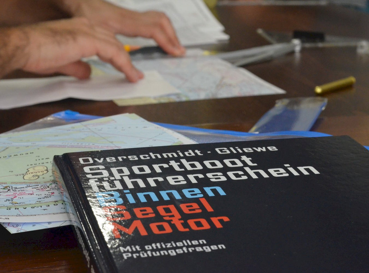 Sportbootführerschein-Lehrbuch bei Sail & Surf