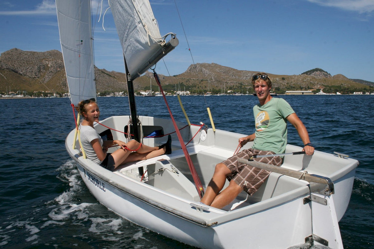 Gamba-Jolle mit Familie an Bord in der Bucht von Pollença