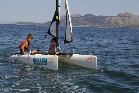 Kinder segeln Katamaran bei Sail & Surf