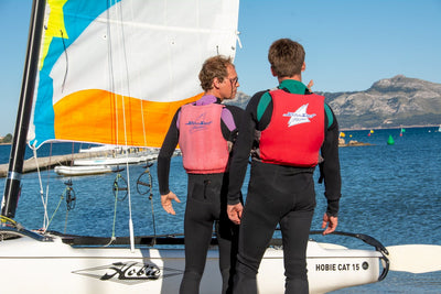 Segelschüler mit Schwimmweste an der Station von Sail & Surf
