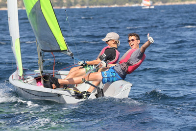 Jugendliche segeln Jolle in Port de Pollença
