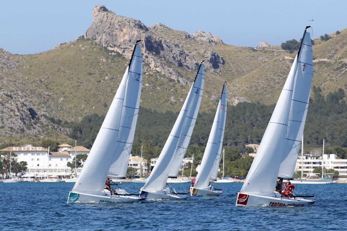Jollen beim Segeln vor den Bergen der Bucht von Pollença