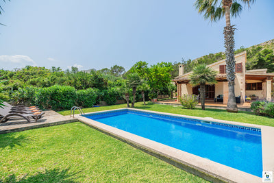 Ansicht der Villa Tintorer bei Port de Pollença, Mallorca