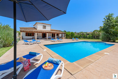 Außenansicht der Villa Orquídea bei Pollença, Mallorca
