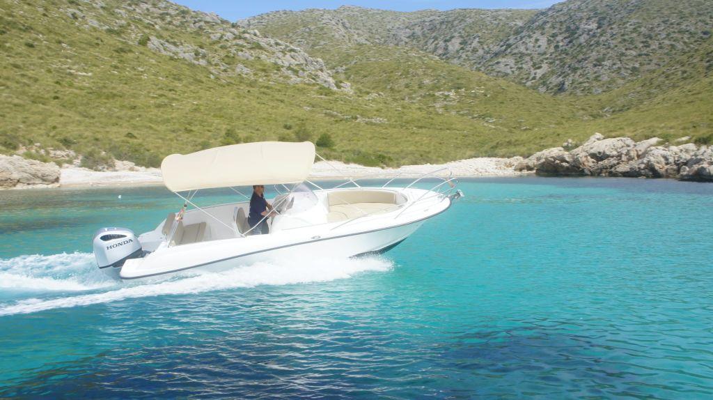Motorboot Marion 7,5 m im Hafen von Port de Pollença