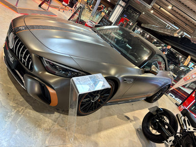 Sportwagen-Detail in der Motorworld Mallorca