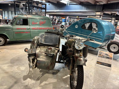 Oldtimer-Motorrad mit Beiwagen in der Motorworld