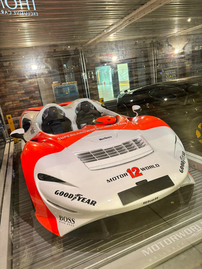 Rennwagen mit Startnummer 12 in der Motorworld Mallorca – Sim Racing