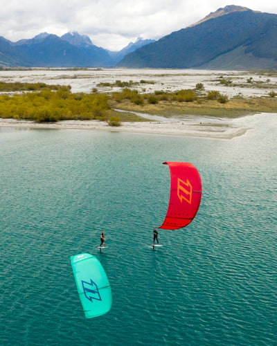 Kitesurf-Unterricht mit rotem Kite am Strand von Sa Marina