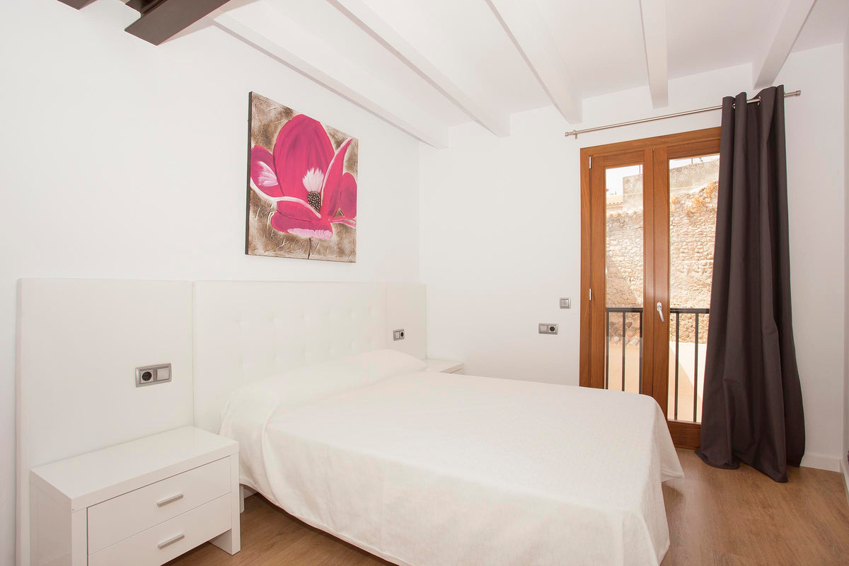 Blick ins Schlafzimmer der Casa Llum in Pollença, Mallorca