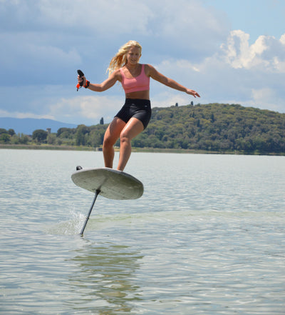 eFoil-Board von Cuatro Vientos über klarem Wasser