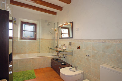 Blick ins Badezimmer des Ferienhauses Grandina bei Ariany, Mallorca