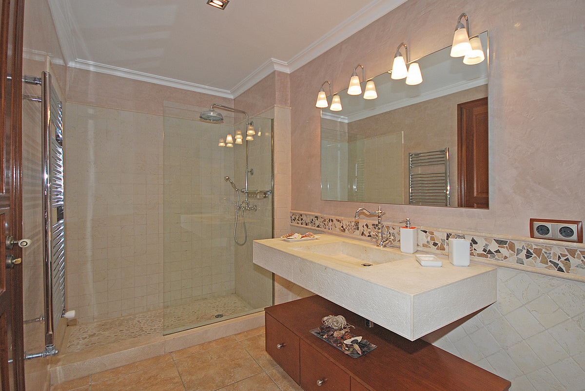 Blick ins Badezimmer des Ferienhauses Grandina bei Ariany, Mallorca