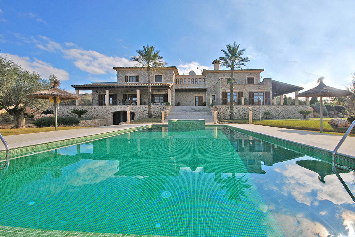 Blick über den Pool des Ferienhauses Grandina bei Ariany, Mallorca