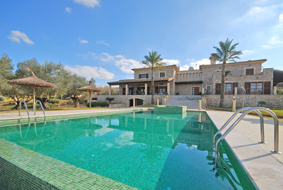 Blick über den Pool des Ferienhauses Grandina bei Ariany, Mallorca