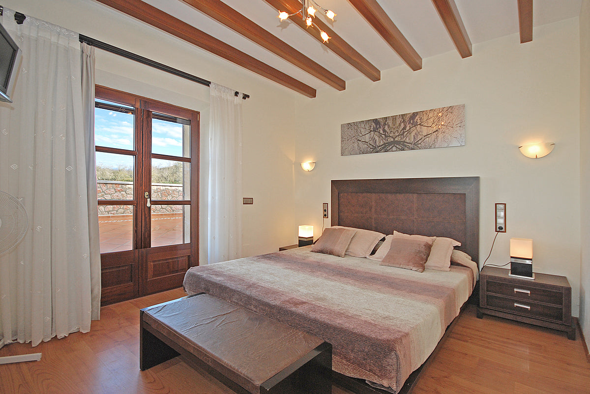Blick ins Schlafzimmer des Ferienhauses Grandina bei Ariany, Mallorca