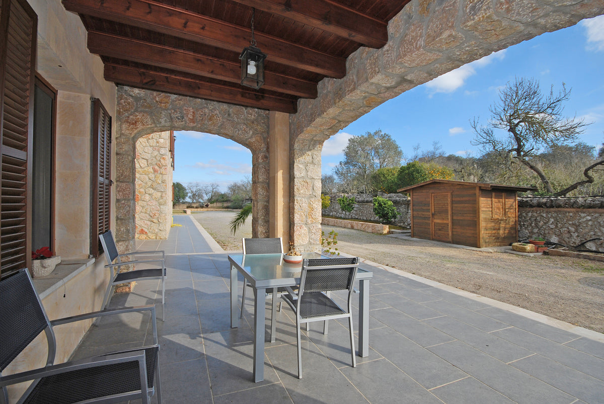 Terrasse des Ferienhauses Grandina bei Ariany, Mallorca