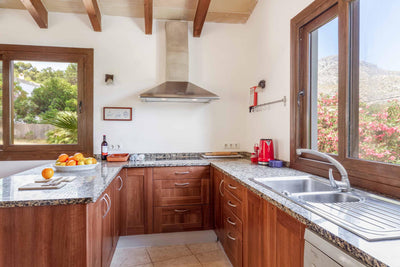 Küche der Finca Amapola bei Cala Sant Vicenç, Mallorca