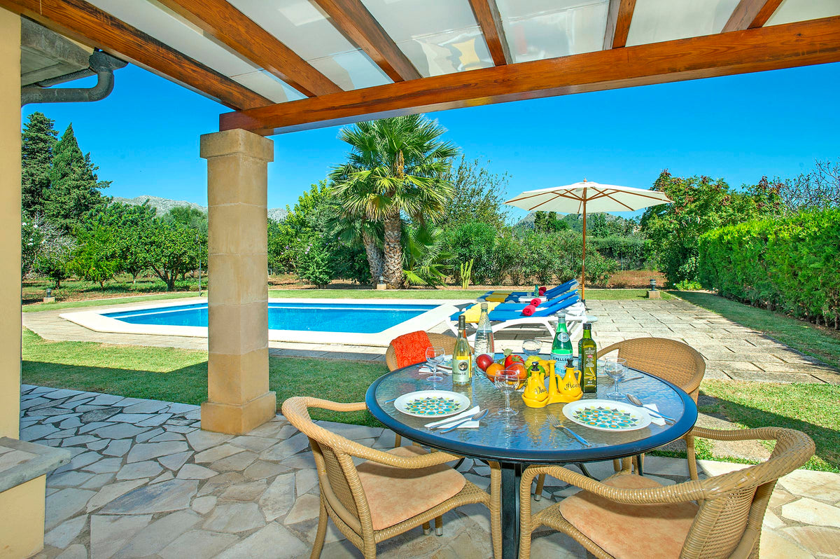 Terrasse der Finca Boi Verde bei Pollença, Mallorca