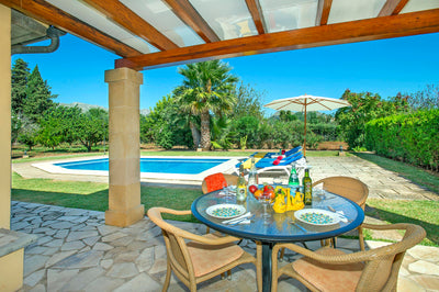 Terrasse der Finca Boi Verde bei Pollença, Mallorca