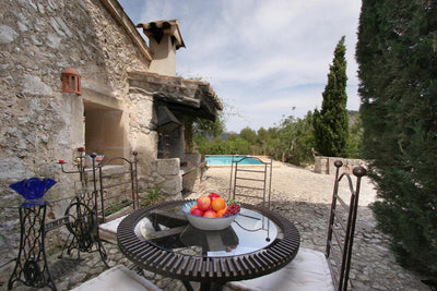 Terrasse der Finca Can Besso bei Pollença, Mallorca