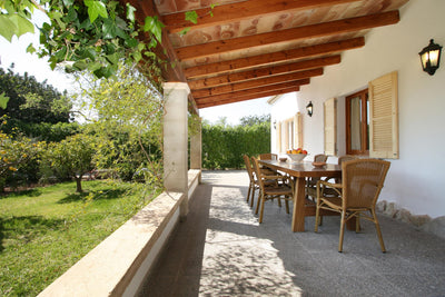 Terrasse der Finca Can Maravella bei Pollença, Mallorca
