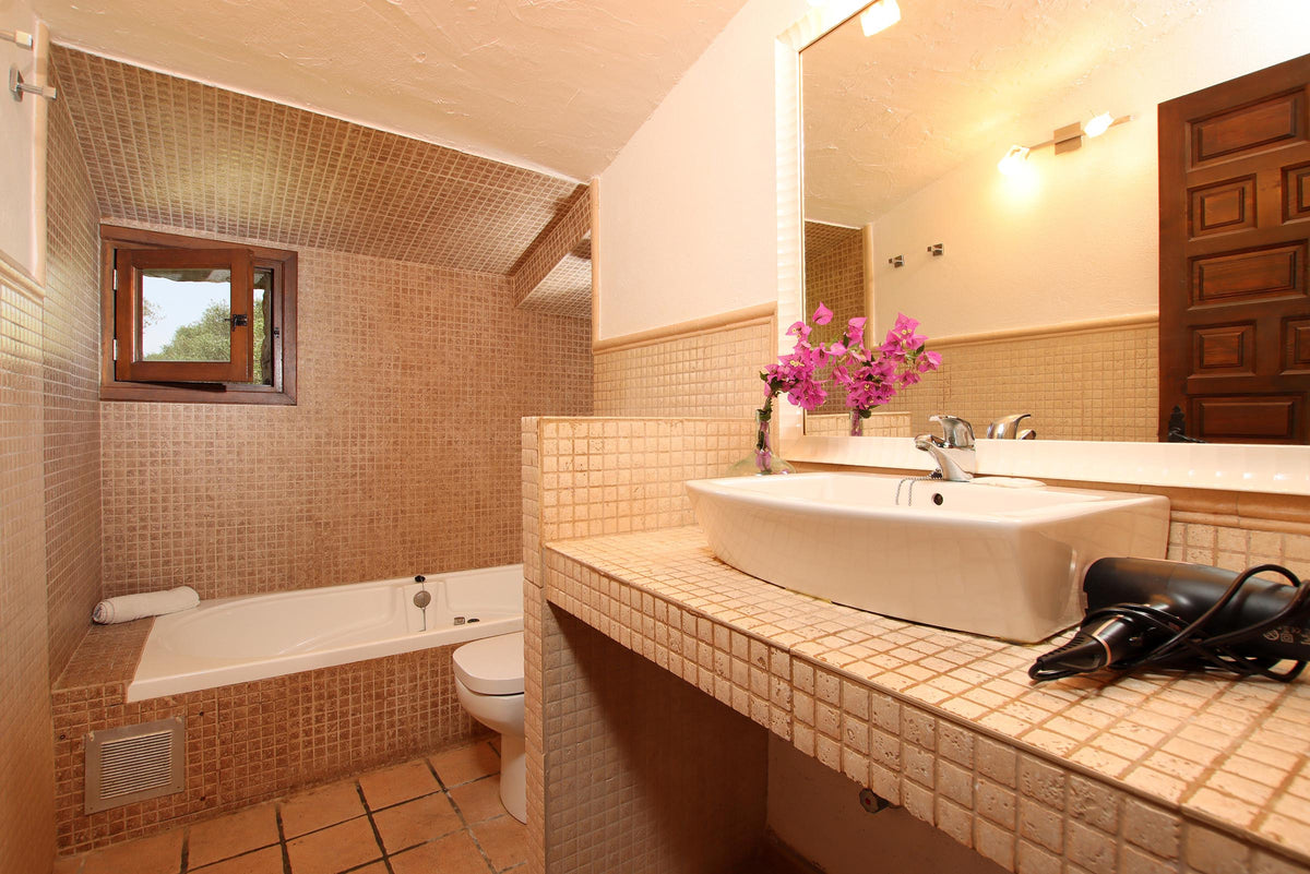 Badezimmer der Finca Cas Coronet bei Cala Sant Vicenç, Mallorca
