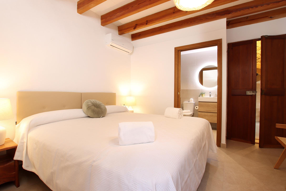 Schlafzimmer der Finca Encinas bei Pollença, Mallorca