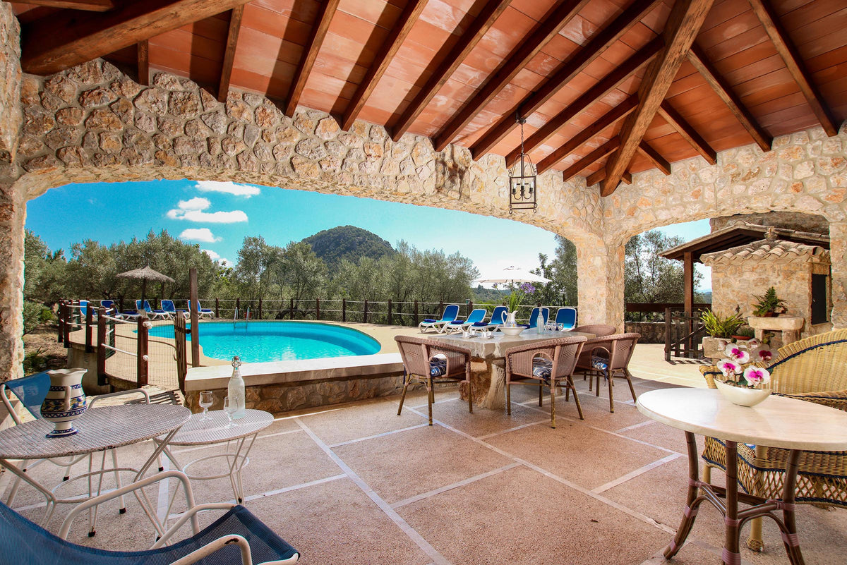 Terrasse der Finca Encinas bei Pollença, Mallorca