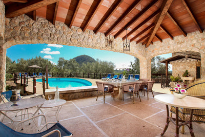 Terrasse der Finca Encinas bei Pollença, Mallorca