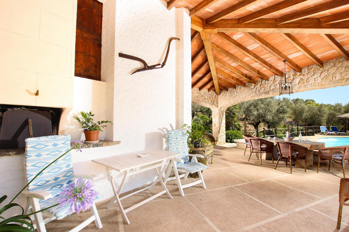 Terrasse der Finca Encinas bei Pollença, Mallorca