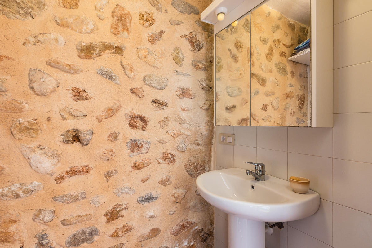 Badezimmer der Finca Es Caparo bei Búger, Mallorca