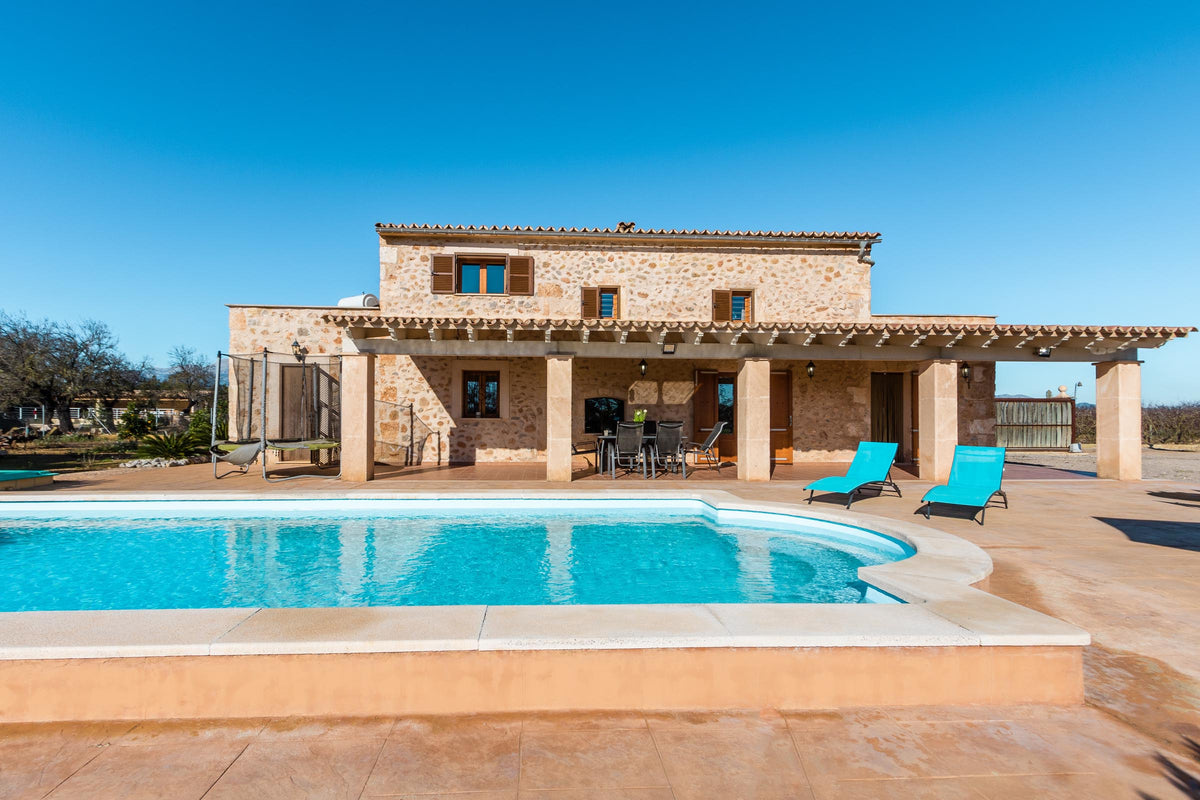 Pool der Finca Es Caparo bei Búger, Mallorca