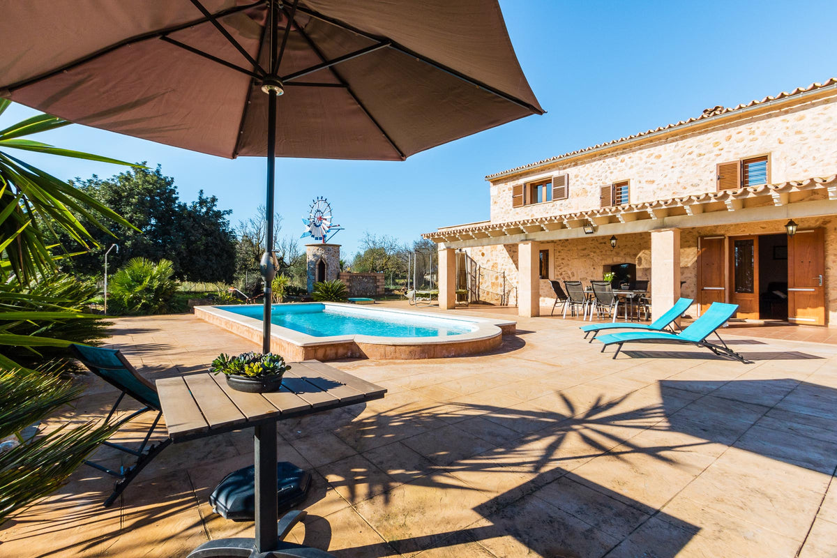 Pool der Finca Es Caparo bei Búger, Mallorca