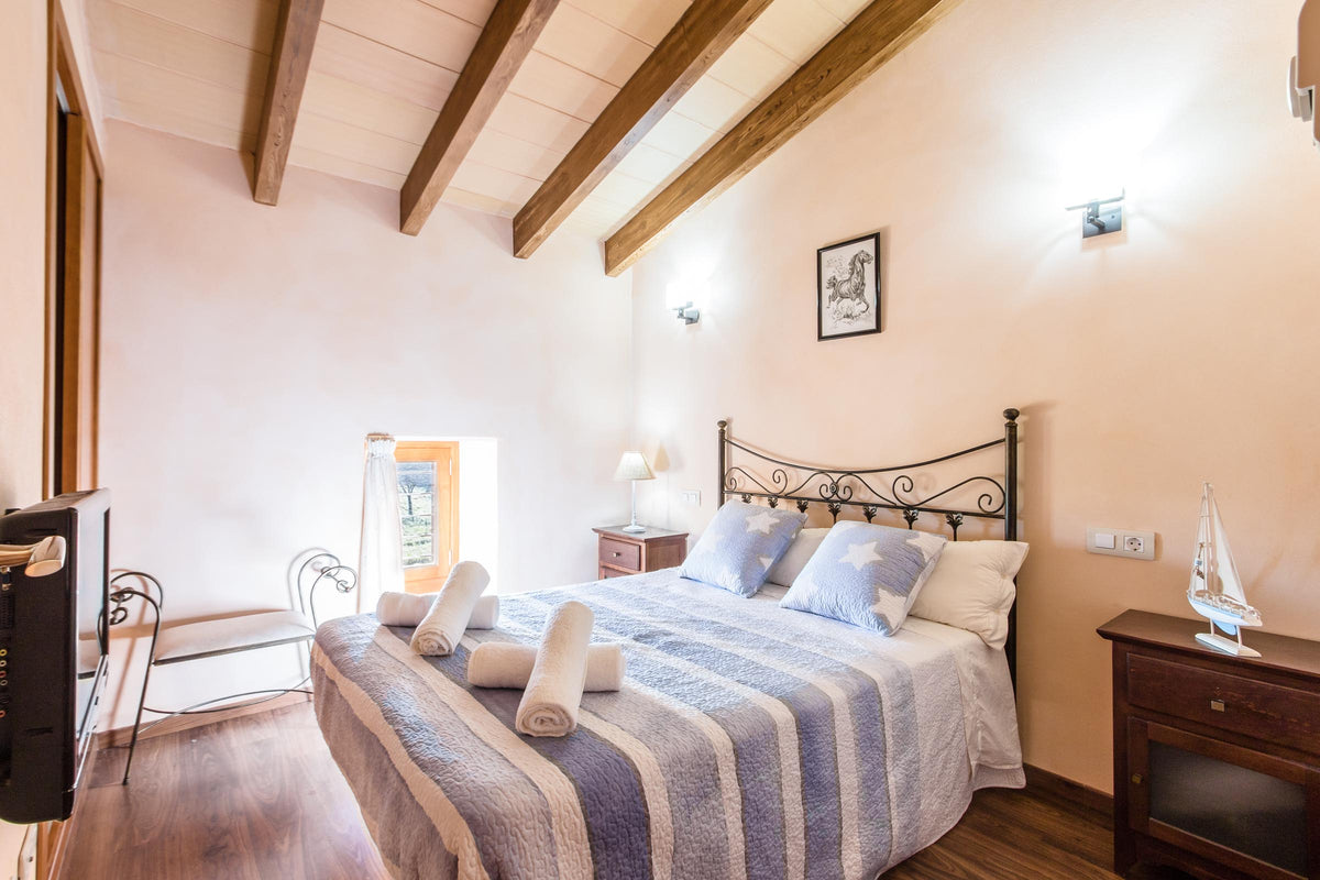 Schlafzimmer der Finca Es Caparo bei Búger, Mallorca