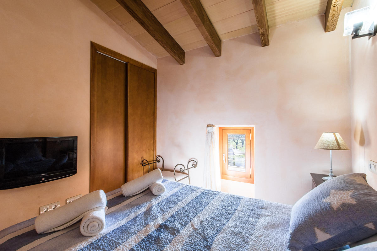 Schlafzimmer der Finca Es Caparo bei Búger, Mallorca