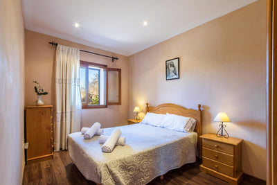 Schlafzimmer der Finca Es Caparo bei Búger, Mallorca