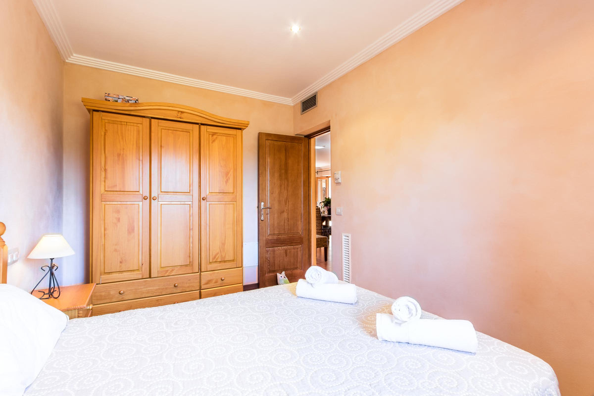 Schlafzimmer der Finca Es Caparo bei Búger, Mallorca