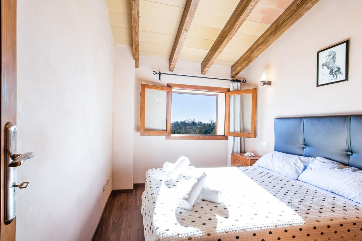 Schlafzimmer der Finca Es Caparo bei Búger, Mallorca