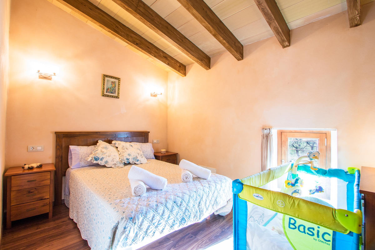 Schlafzimmer der Finca Es Caparo bei Búger, Mallorca