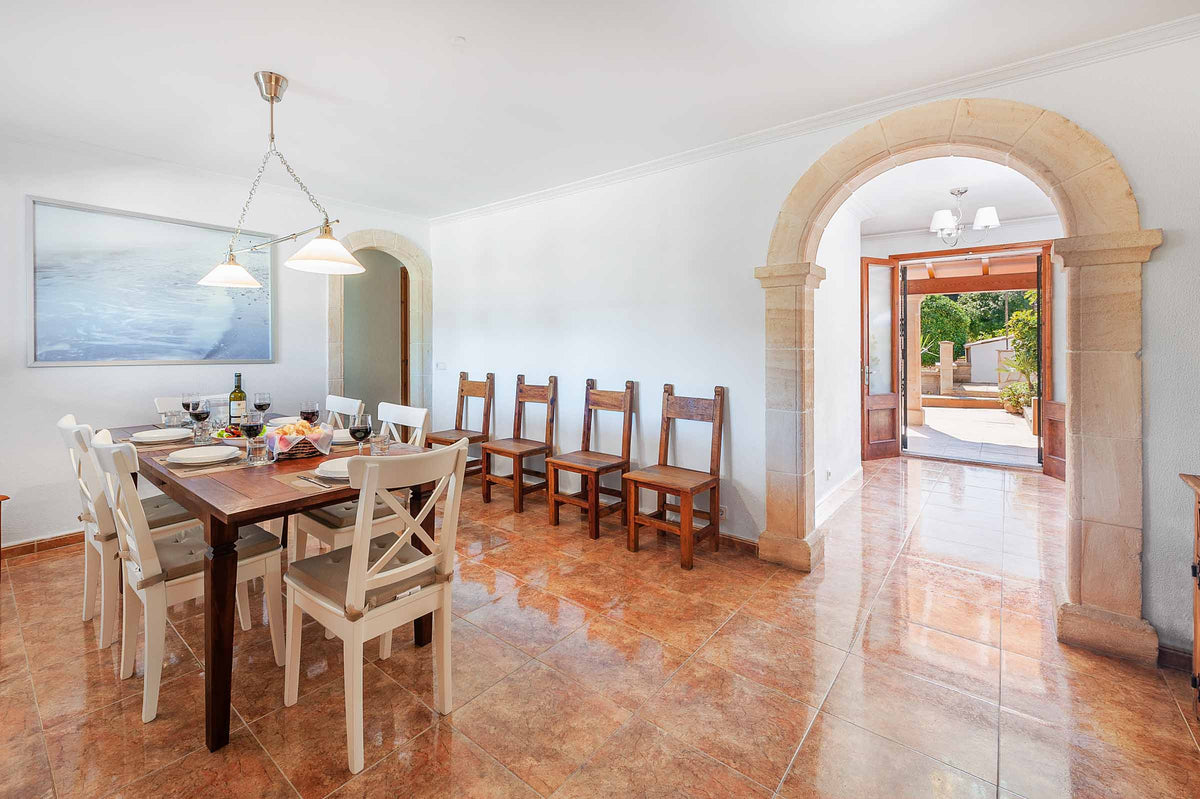 Essbereich der Finca Es Palmerar bei Port de Pollença, Mallorca