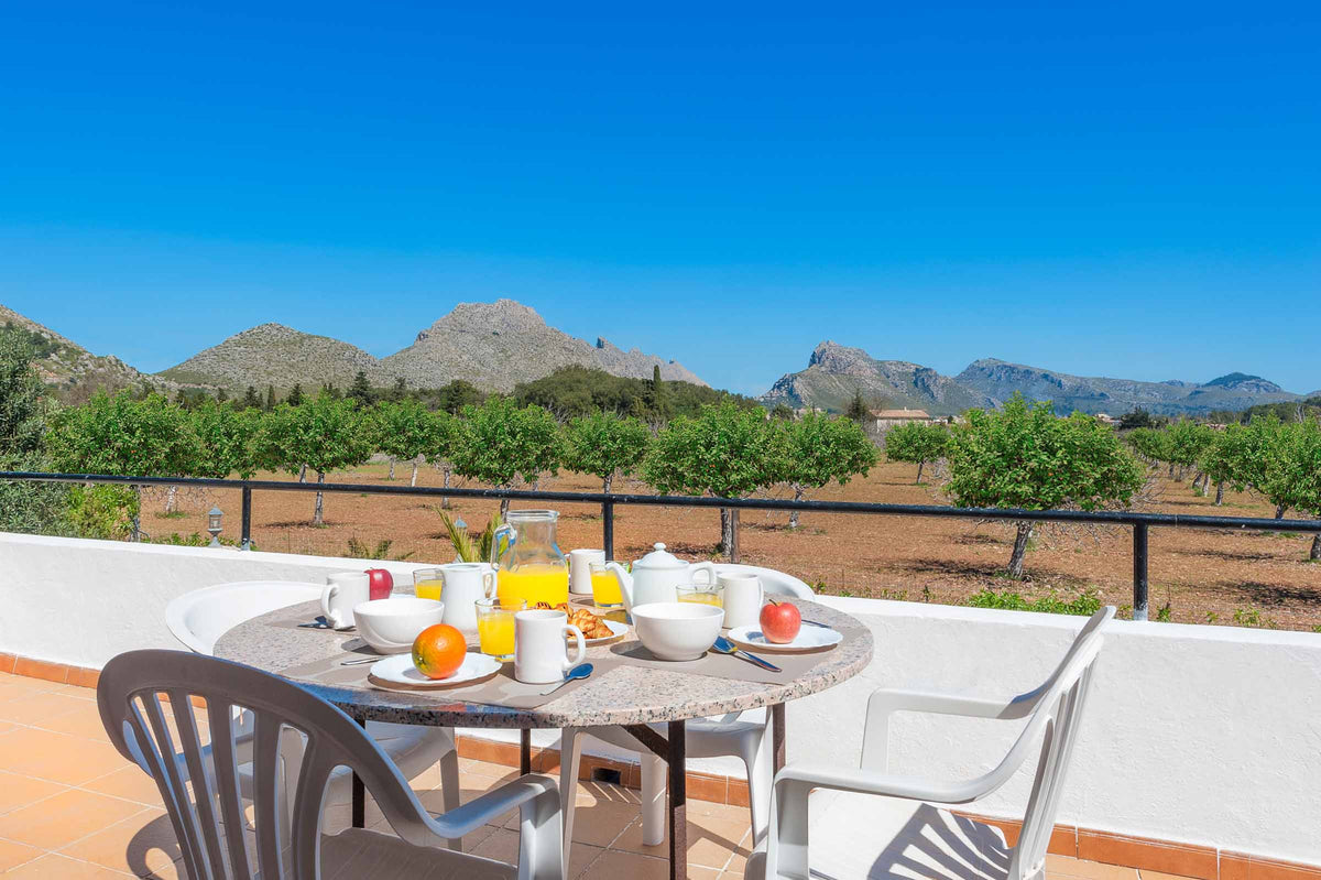 Terrasse der Finca Es Palmerar bei Port de Pollença, Mallorca