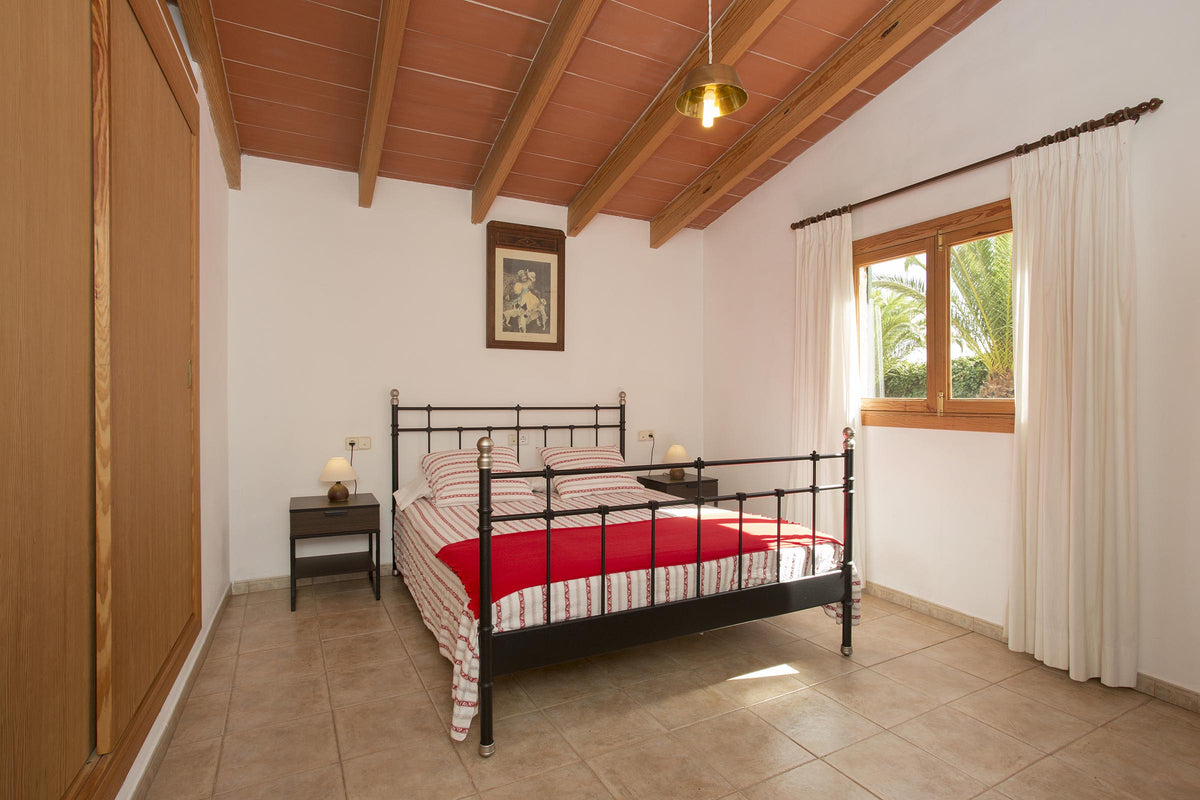 Schlafzimmer der Finca Es Taronger bei Santanyí, Mallorca