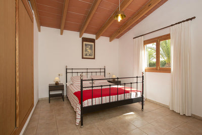Schlafzimmer der Finca Es Taronger bei Santanyí, Mallorca