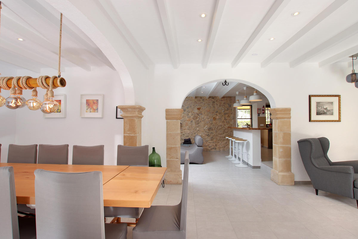 Esstisch der Finca Palma Papa bei Cala Sant Vicenç, Mallorca