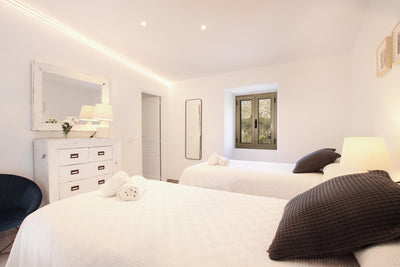 Blick ins Schlafzimmer der Finca Palma Papa bei Cala Sant Vicenç, Mallorca