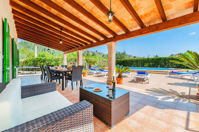 Terrasse der Finca Sa Vinya bei Pollença, Mallorca