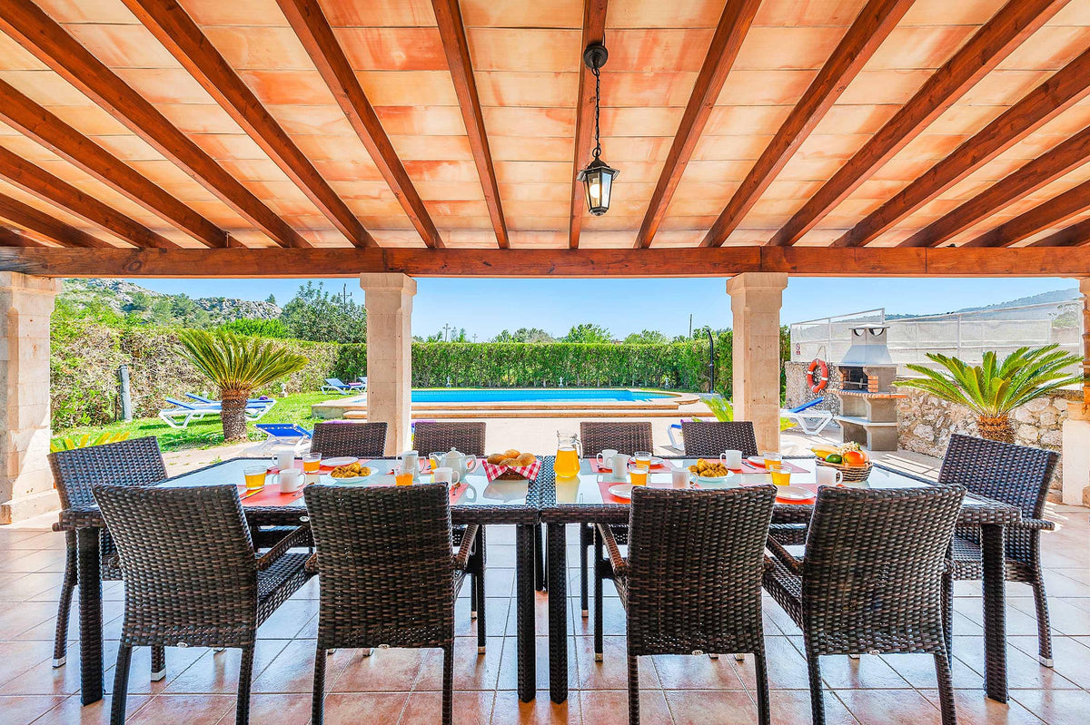 Terrasse der Finca Sa Vinya bei Pollença, Mallorca